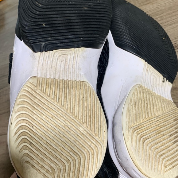 Nike LeBron Soldier XII Shoes - Picture 7 of 7